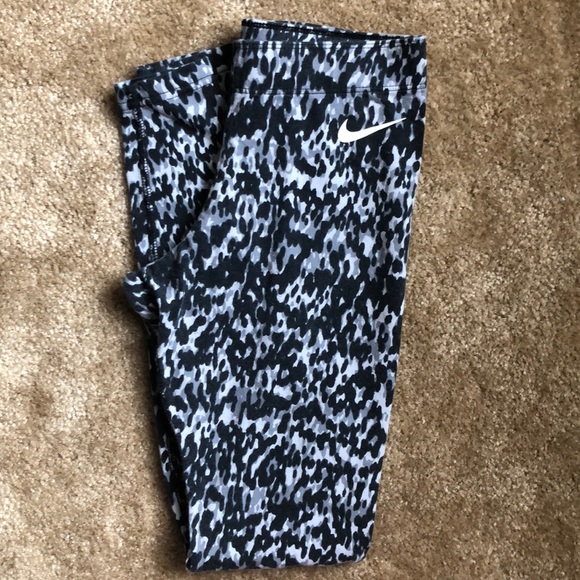 Nike Leopard Print Leggings - Picture 2 of 2